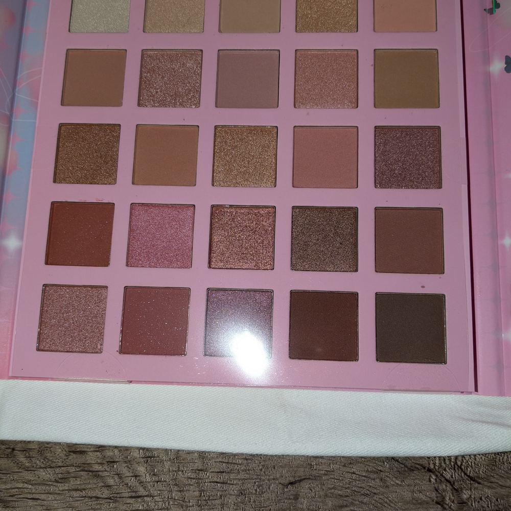 Paris Hilton Lost in Wonderland Eyeshadow Palette - Picture 2 of 4